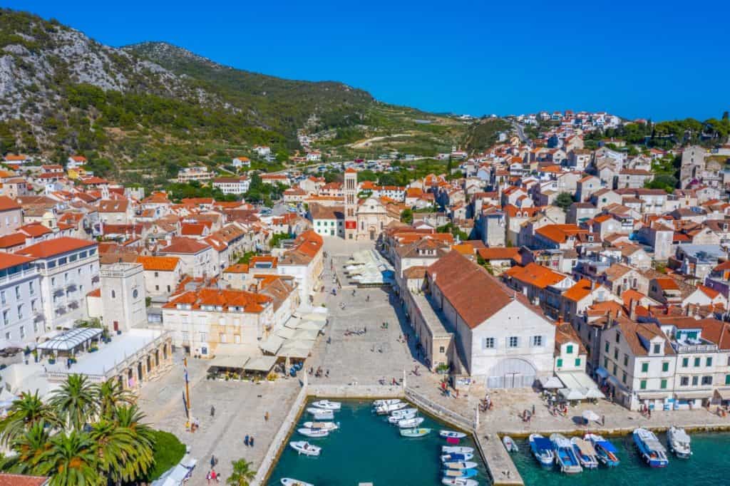 Romantično putovanje u Hvar: vodič za parove